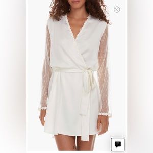 Flora nikrooz showstopper robe- size small- ivory